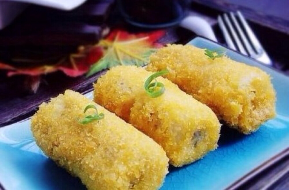 【蛋酥香蕉卷】1.先将蛋卷在包装袋内捏碎，倒入大碗中用蒜臼捣碎，磕入鸡蛋，加盐、白糖拌匀2.香蕉带皮切段，剥去皮，裹上一层蛋卷液，再裹上一层面包糠3.依次做好所有的香蕉段，锅内倒油烧至6成热，轻轻下入香蕉段，炸至两面金黄4.用漏勺捞出沥油，再用吸油纸吸去油份即可。