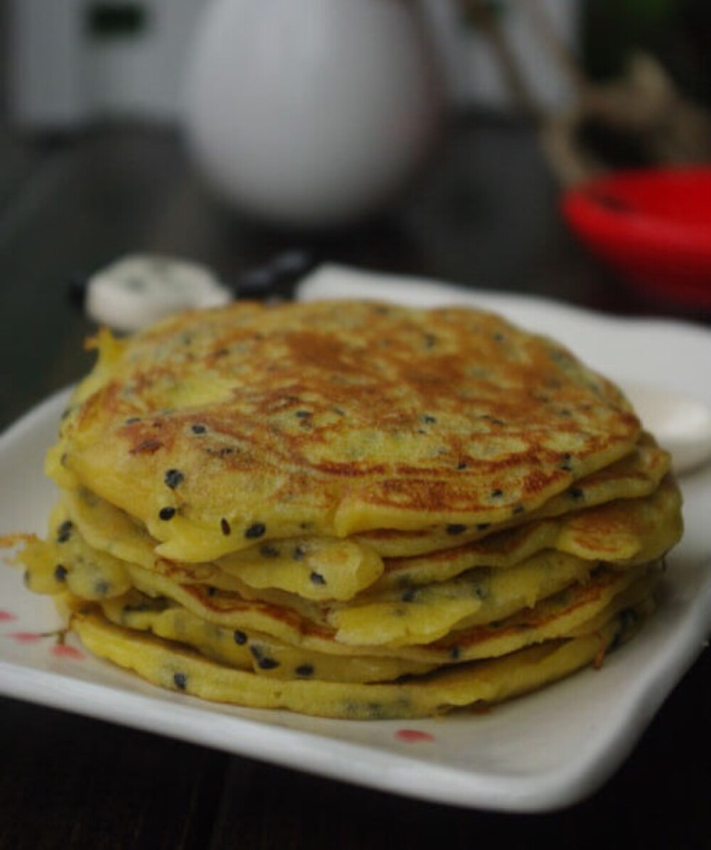 宝贝的营养早餐（奶香芝麻煎饼）材料：鸡蛋四个、牛奶150ML、黑芝麻15克、奶油100克、糖50克、面粉100克、做法：鸡蛋完全打散后加入白糖拌匀.再加入牛奶拌匀（我用打蛋器低速打的）黄油加热融化后加入蛋奶液体中.继续打匀.筛入面粉，搅拌均匀.加入黑芝麻.调成面糊备用.平底锅加热.不放油.舀一小勺面糊.小火煎至两面金黄即可.今天的这个奶香芝麻煎饼.面糊是头一天晚上调好的.用保鲜膜盖上.早上起来煎一下就好.另外粥也是提前预约煮的.不过这都是懒人为了早上多睡半个小时啊！