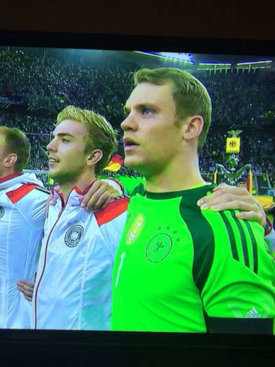 曼努埃尔·诺伊尔 更多图片(16张) 曼努埃尔·诺伊尔（Manuel Neuer，1986年3月27日）德国著名足球运动员，司职守门员，为德国队1号门将。反应迅捷，防守范围大。2011年5月12日拜仁2000万欧元从沙尔克04买到拜仁，两年…