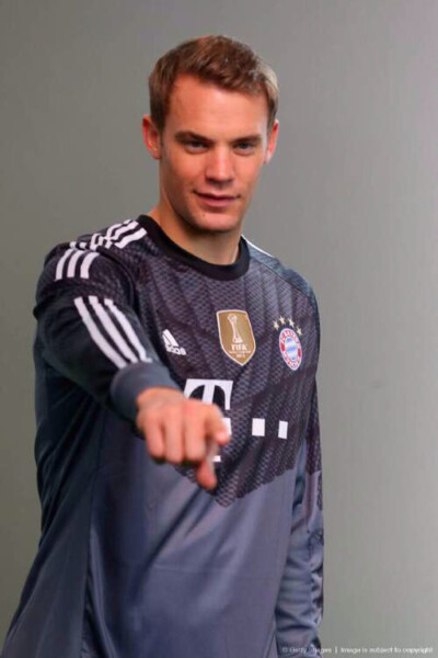 曼努埃尔·诺伊尔 更多图片(16张) 曼努埃尔·诺伊尔（Manuel Neuer，1986年3月27日）德国著名足球运动员，司职守门员，为德国队1号门将。反应迅捷，防守范围大。2011年5月12日拜仁2000万欧元从沙尔克04买到拜仁，两年…