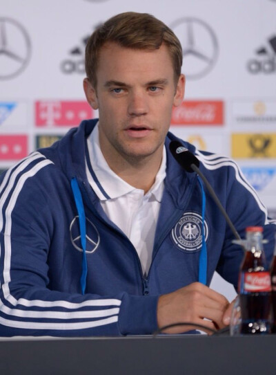 曼努埃尔·诺伊尔 更多图片(16张) 曼努埃尔·诺伊尔（Manuel Neuer，1986年3月27日）德国著名足球运动员，司职守门员，为德国队1号门将。反应迅捷，防守范围大。2011年5月12日拜仁2000万欧元从沙尔克04买到拜仁，两年…