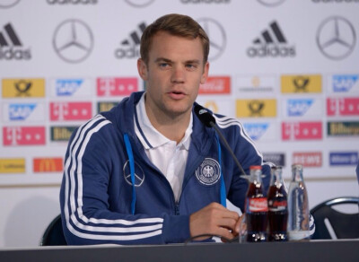 曼努埃尔·诺伊尔 更多图片(16张) 曼努埃尔·诺伊尔（Manuel Neuer，1986年3月27日）德国著名足球运动员，司职守门员，为德国队1号门将。反应迅捷，防守范围大。2011年5月12日拜仁2000万欧元从沙尔克04买到拜仁，两年…