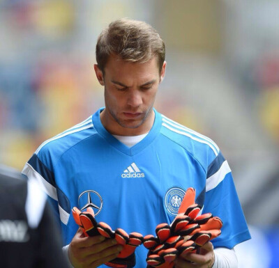 曼努埃尔·诺伊尔 更多图片(16张) 曼努埃尔·诺伊尔（Manuel Neuer，1986年3月27日）德国著名足球运动员，司职守门员，为德国队1号门将。反应迅捷，防守范围大。2011年5月12日拜仁2000万欧元从沙尔克04买到拜仁，两年…