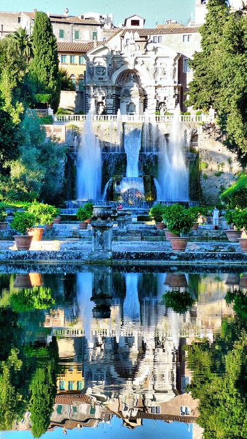 Villa d'Este, Tivoli, Italy。意大利蒂沃利伊斯特別墅。伊斯特別墅在蒂沃利市內(nèi)，它是一座典型的文藝復興式建筑群，也是意大利文藝復興式花園的代 表。它還有另一個更廣為人知的中文名——千泉宮，這與它本身的名字并無關(guān)系，但卻形象地描述出別墅的特點：里面有數(shù)不清的噴 泉和裝飾水池。占地4.5公頃的別墅內(nèi)，有管風琴噴泉(Fontana dell’Organo)、圣杯噴泉(Fontana del Bicchierone)、卵形噴泉 (Fontana del Ovato)、貓頭鷹噴泉(Fontana della Civetta)等約 500座溫泉。