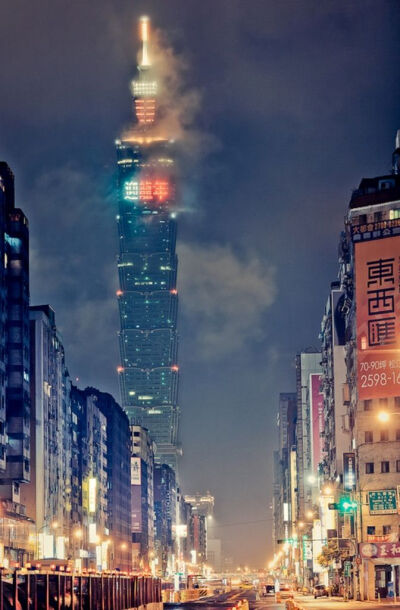 Taipei 101, Taipei, Taiwan (by Rickuz)。台湾的台北101大楼，位于台北市信义区，由建筑师李祖原设计，KTRT团队建造，保持了中国世界纪录协会多项世界纪录。在规划阶段初期原名台北国际金融中心（Taipei Financial …