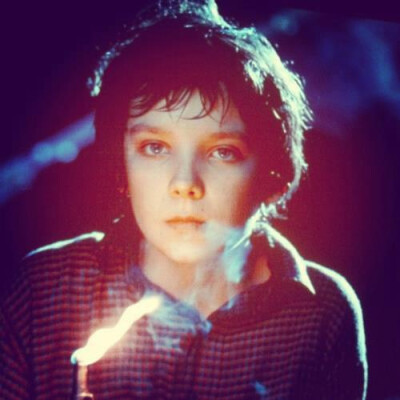  阿沙·巴特菲尔德1997年4月1日出生于英国伦敦的伊斯林顿。阿沙7岁便开始了他的表演生涯。06年便出演了戏剧《我和托马斯》和07年电影《第二滴血》08年，他还客串了电视剧《尘归尘》和主演了《穿条纹睡衣的男孩》在200…