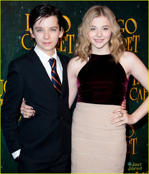  阿沙·巴特菲尔德1997年4月1日出生于英国伦敦的伊斯林顿。阿沙7岁便开始了他的表演生涯。06年便出演了戏剧《我和托马斯》和07年电影《第二滴血》08年，他还客串了电视剧《尘归尘》和主演了《穿条纹睡衣的男孩》在2008年的电视剧《梅林传奇》的The Beginning Of The End一集中Asa扮演一个德鲁伊小男孩，《魔法保姆麦克菲2》2012年上映的3D电影《雨果》。2013年他的新作《安德的游戏》在北美上映，同年拍摄了《X+Y》。他将在2014年拍摄《白色马戏团》与《万圣年代》。