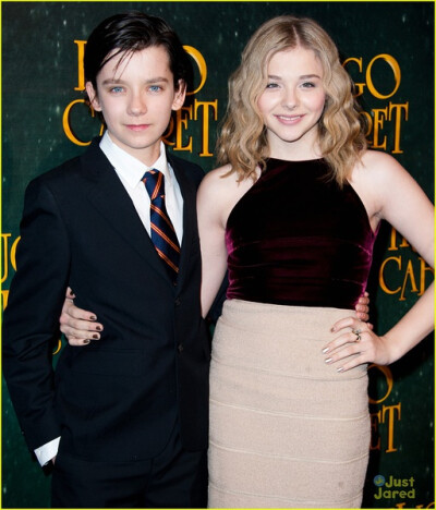  阿沙·巴特菲尔德1997年4月1日出生于英国伦敦的伊斯林顿。阿沙7岁便开始了他的表演生涯。06年便出演了戏剧《我和托马斯》和07年电影《第二滴血》08年，他还客串了电视剧《尘归尘》和主演了《穿条纹睡衣的男孩》在200…