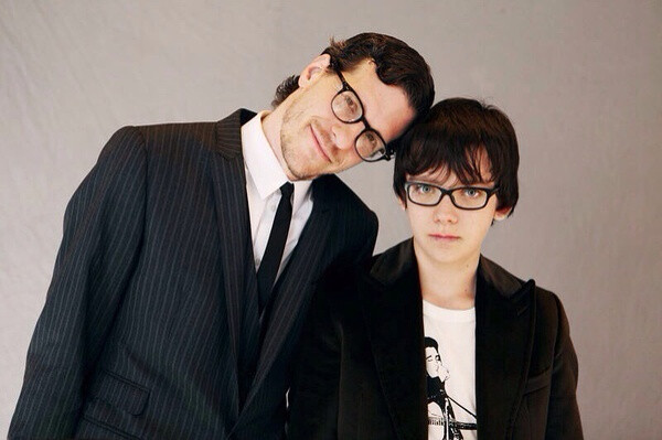  阿沙·巴特菲尔德1997年4月1日出生于英国伦敦的伊斯林顿。阿沙7岁便开始了他的表演生涯。06年便出演了戏剧《我和托马斯》和07年电影《第二滴血》08年，他还客串了电视剧《尘归尘》和主演了《穿条纹睡衣的男孩》在2008年的电视剧《梅林传奇》的The Beginning Of The End一集中Asa扮演一个德鲁伊小男孩，《魔法保姆麦克菲2》2012年上映的3D电影《雨果》。2013年他的新作《安德的游戏》在北美上映，同年拍摄了《X+Y》。他将在2014年拍摄《白色马戏团》与《万圣年代》。