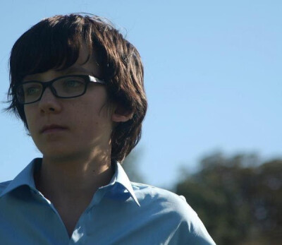  阿沙·巴特菲尔德1997年4月1日出生于英国伦敦的伊斯林顿。阿沙7岁便开始了他的表演生涯。06年便出演了戏剧《我和托马斯》和07年电影《第二滴血》08年，他还客串了电视剧《尘归尘》和主演了《穿条纹睡衣的男孩》在200…