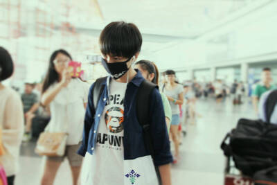 TFBOYS王俊凯 140704江北机场--首都机场 cr:logo