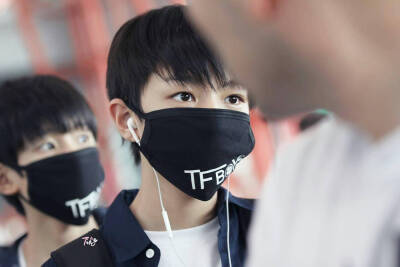 TFBOYS王俊凯 140704江北机场--首都机场 cr:logo