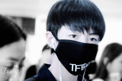 TFBOYS王俊凯 140704江北机场--首都机场 cr:logo