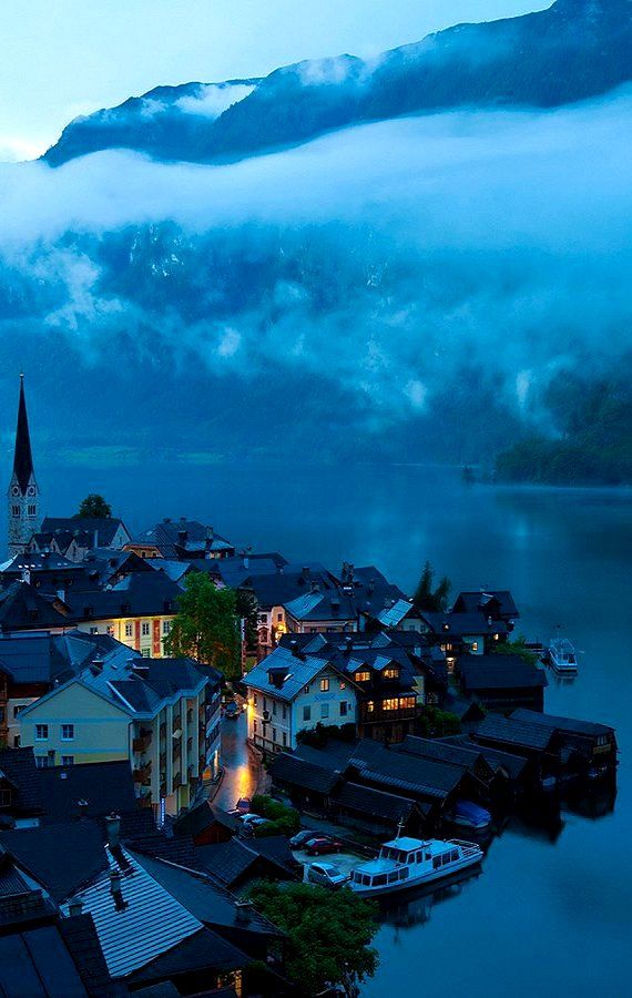 Hallstatt,Austria。哈尔施塔特镇是奥地利上奥地利州萨尔茨卡默古特地区的一个村庄， 位于哈尔施塔特湖湖畔。历史上这一地区就因盐而致富。因此这里又被称作“世界最古老的盐都”。 哈尔施塔镇也被称为世界上最美的小镇， 来到这里，发现这里有一种安静恬然的气韵， 是一种纯正淡定的欧洲气质， 到处能看见童话般清幽美丽的小木屋， 纯净的生命气息散发在空气中。恬淡，美好。哈尔施塔特的居民更喜欢把自己的家乡称作“木头镇”。