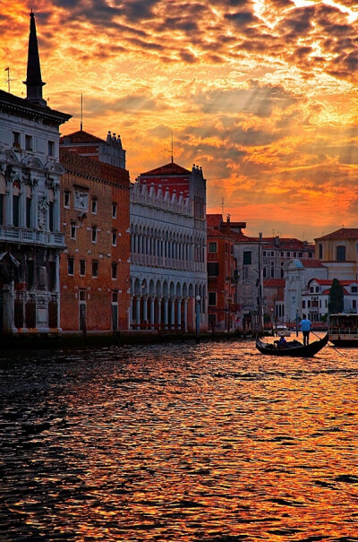 Grand Canal,Venice,Italy。意大利威尼斯大运河。威尼斯，一个令人心醉神迷、无限遐想的地方，古老而又浪漫，素有“亚得里亚海明珠”之称，是世界上著名的水上城市；威尼斯运河有着“水上香榭丽舍”的美誉。河两岸的…