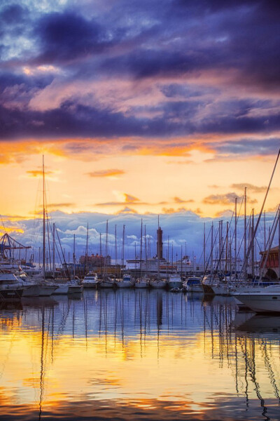 Old harbour of Genoa, Liguria, Italy。意大利利古里亚热那亚的老港口。