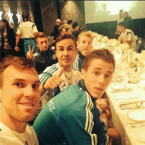 【Marco Reus】【Andre Schurrle】【Mario Gotze】【Erik Durm】【Kevin Grosskreutz】今天德阿友谊赛后聚餐照，槽点太多，最近的大十字一排牙有点惊悚，红红表情略显呆萌，后排二勒成功抢镜（这表情也太恐怖了），最后排的螺丝哥哥以最端正的态度找镜头，只剩格策弟弟一个正常娃子了