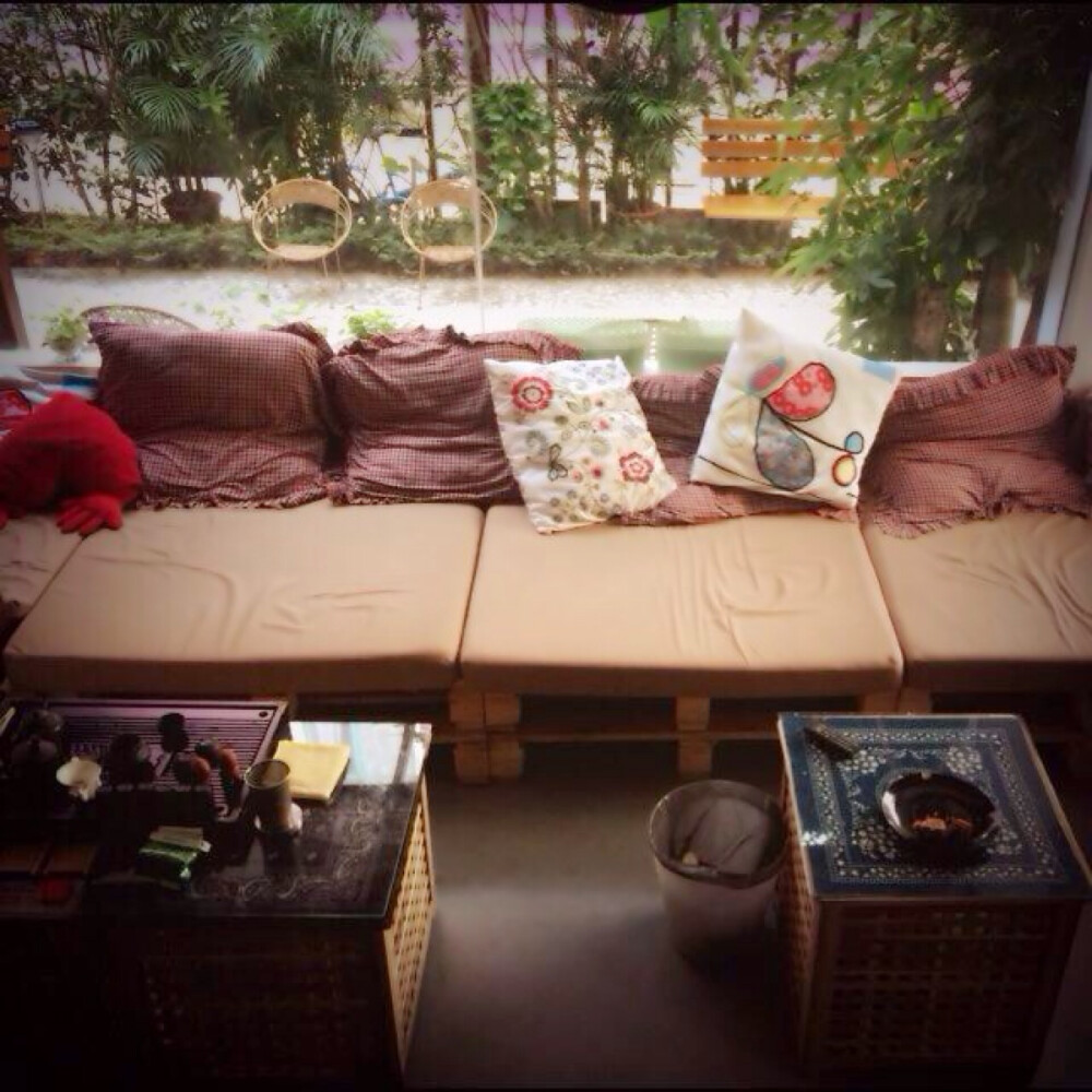 深圳大鹏半岛较场尾大旅小舍客栈，客厅沙发