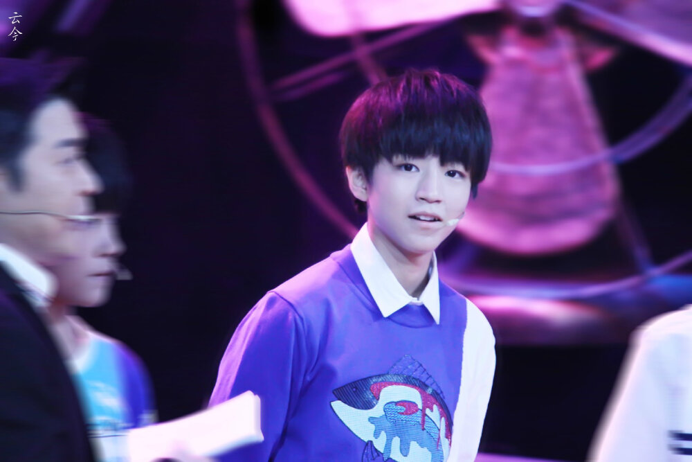 TFBOYS王俊凯 2014.8.28 年代秀。cr:LOGO