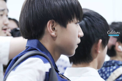 TFBOYS王俊凯 140804首都机场--虹桥机场 cr:logo