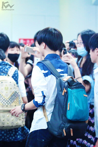 TFBOYS王俊凯 140804首都机场--虹桥机场 cr:logo