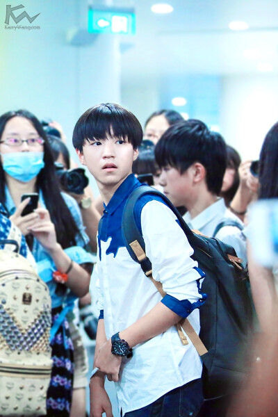 TFBOYS王俊凯 140804首都机场--虹桥机场 cr:logo