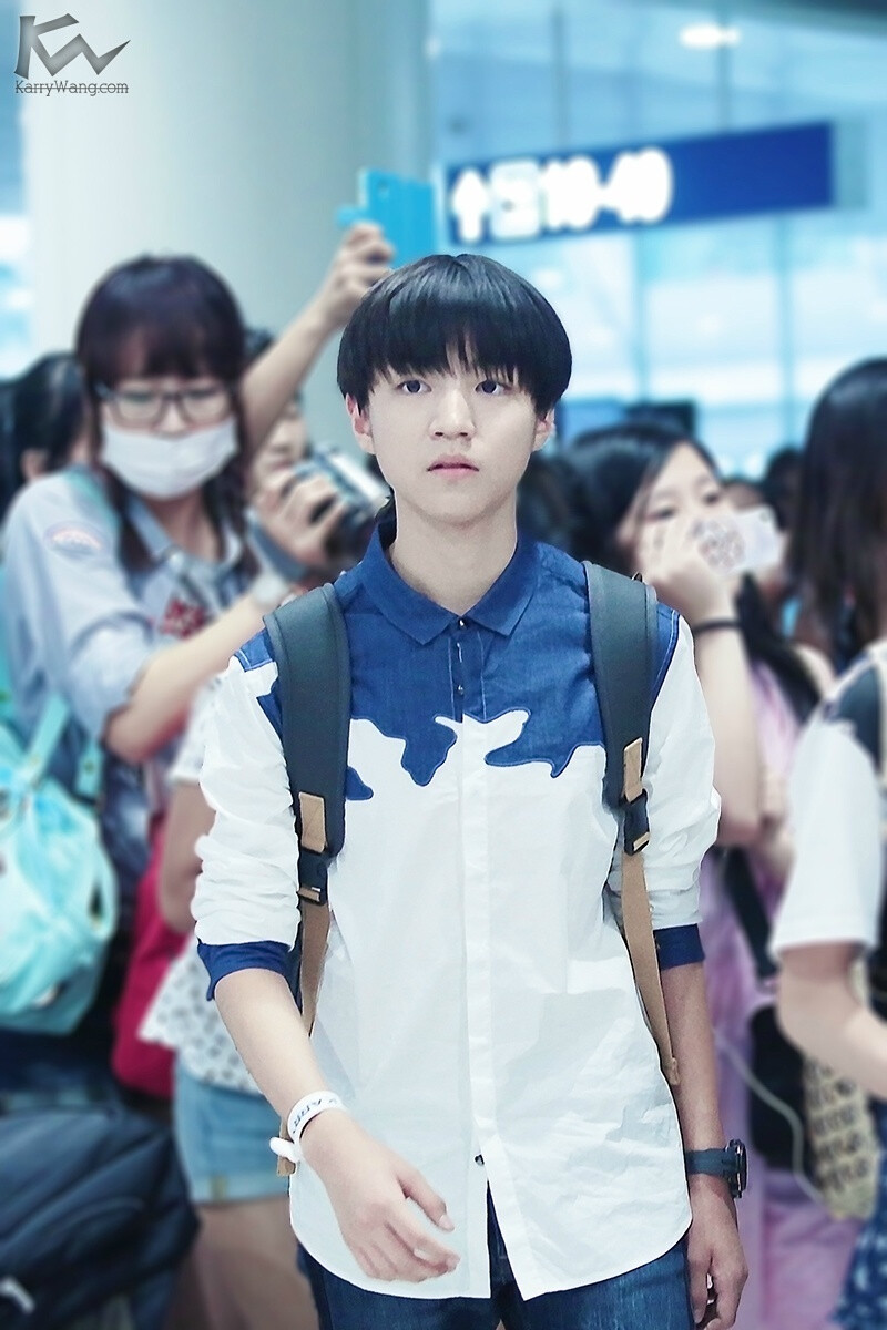 TFBOYS王俊凯 140804首都机场--虹桥机场 cr:logo