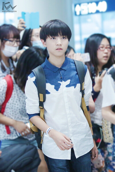 TFBOYS王俊凯 140804首都机场--虹桥机场 cr:logo