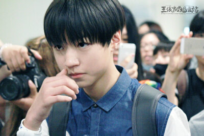 TFBOYS王俊凯 140804首都机场--虹桥机场 cr:logo