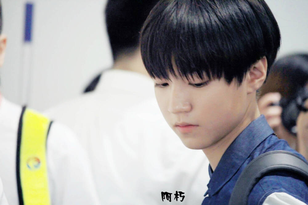 TFBOYS王俊凯 140804首都机场--虹桥机场 cr:logo