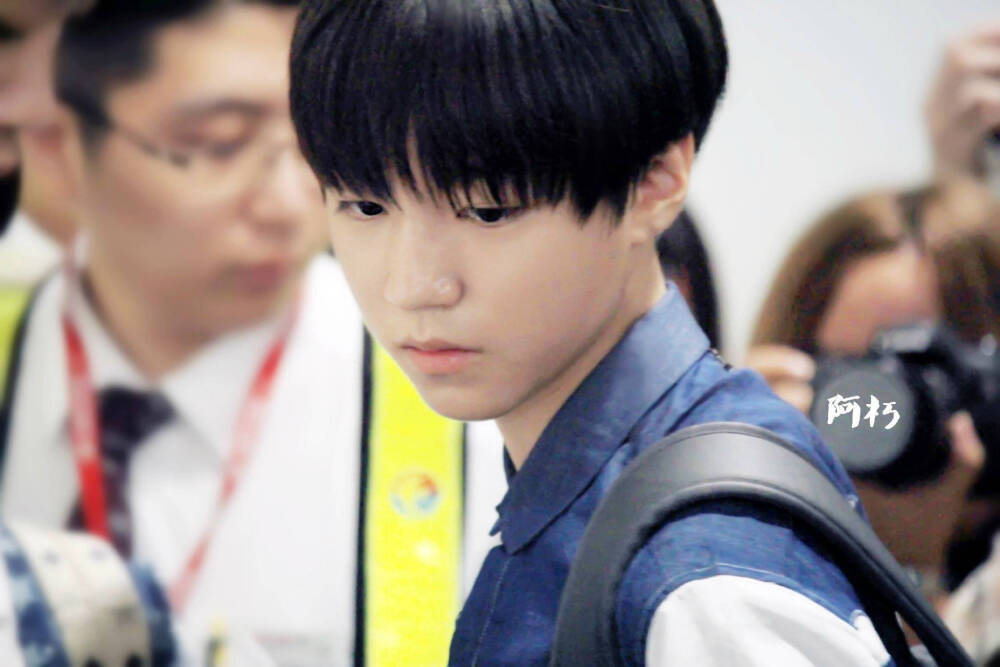 TFBOYS王俊凯 140804首都机场--虹桥机场 cr:logo