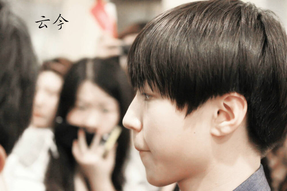 TFBOYS王俊凯 140804首都机场--虹桥机场 cr:logo