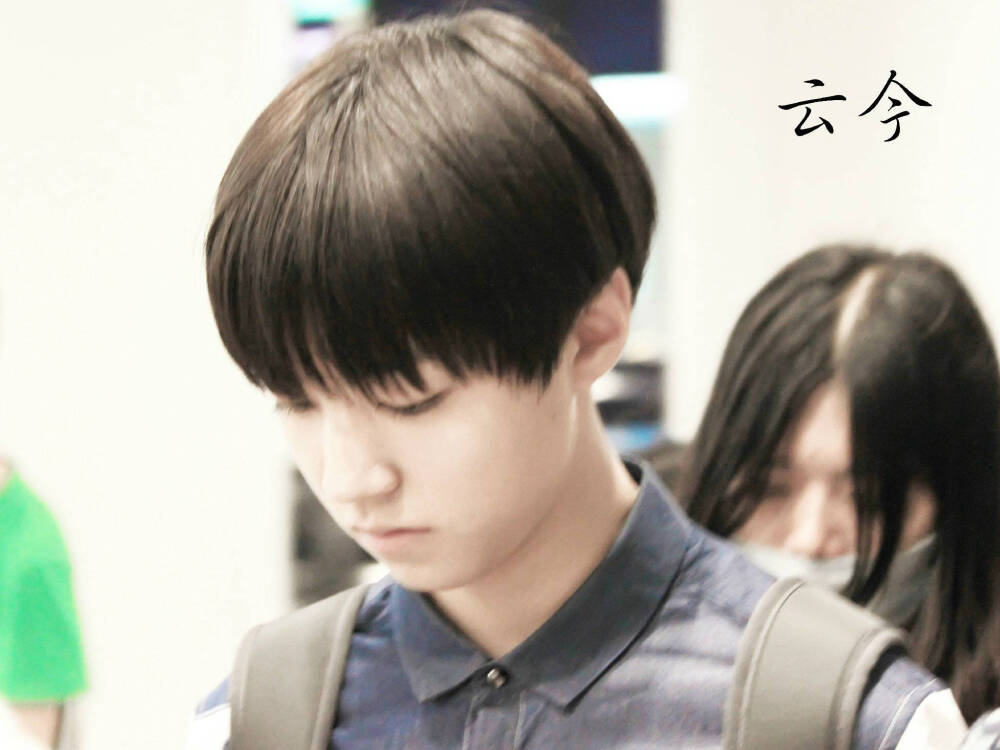 TFBOYS王俊凯 140804首都机场--虹桥机场 cr:logo