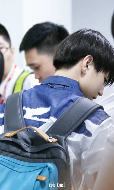 TFBOYS王俊凯 140804首都机场--虹桥机场 cr:logo