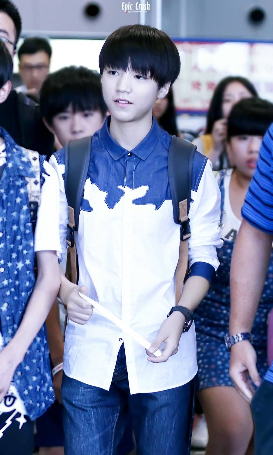 TFBOYS王俊凯 140804首都机场--虹桥机场 cr:logo