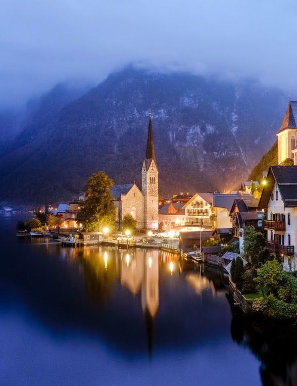 Hallstatt Village, Gmunden Austria。哈尔施塔特镇是奥地利上奥地利州萨尔茨卡默古特地区的一个村庄， 位于哈尔施塔特湖湖畔。历史上这一地区就因盐而致富。因此这里又被称作“世界最古老的盐都”。 哈尔施塔镇也被称为世界上最美的小镇， 来到这里，发现这里有一种安静恬然的气韵， 是一种纯正淡定的欧洲气质， 到处能看见童话般清幽美丽的小木屋， 纯净的生命气息散发在空气中。恬淡，美好。哈尔施塔特的居民更喜欢把自己的家乡称作“木头镇”。