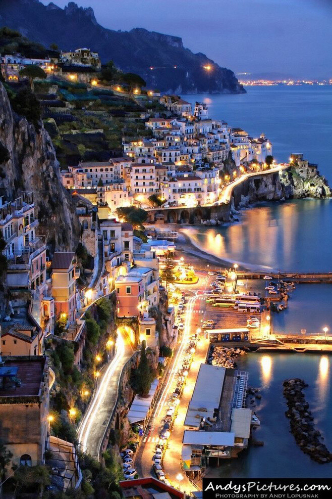 Amalfi Coast,Campania, Italy。阿玛尔菲海岸地带位于意大利坎帕尼亚区内，那不勒斯南方，占地11000公顷，阿马尔菲城镇建立于公元四世纪。历史上阿马尔菲城是主教教廷，后来成为商业中心。风景如画村庄依靠着海边的悬崖峭壁，春夏季节，大片色彩鲜艳野花在这里争奇斗艳。位于苏莲托和阿玛菲之间狭窄曲折沿海公路长达50公里，是世界上最迷人和激动人心的观光公路。这里被美国《国家地理杂志》评为“人一生当中必去的50个地方之一”。