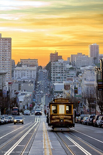 San Francisco, California, USA。美国加利福尼亚的旧金山是除了中国之外最有中国气息的城市，是美国最大的中国“城”。城区建在40个小山坡上，是座名不虚传的“垂直城市”，每条街道大约都有30度到45度的坡度。古老…