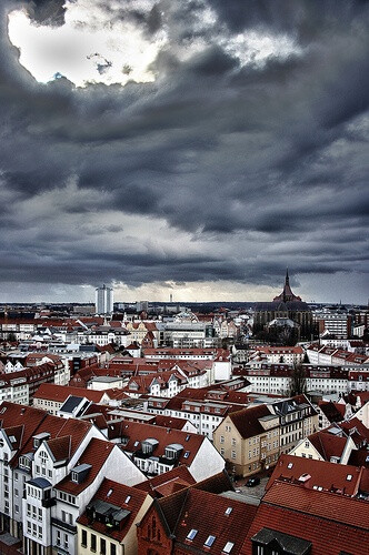 Rostock, Germany。漢薩城市羅斯托克位于德國(guó)北部，人口接近二十萬(wàn)，是梅克倫堡-前波莫瑞州最大的城市，也是文化上和經(jīng)濟(jì)上最重要的城市，主要經(jīng)濟(jì)部門(mén)包括造船業(yè)、海運(yùn)業(yè)、旅游業(yè)和服務(wù)業(yè)。海濱，港口，漢薩城市的…