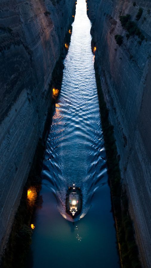 Corinth Canal, Corinth, Greece。希腊的科林斯运河在希腊南部科林斯地峡上，横穿希腊科林斯地峡的一条运河，它将伯罗奔尼撒半岛与希腊大陆分割开来，使得伯罗奔尼撒半岛实际上成为了一个岛。科林斯运河是潮汐水道。连接科林斯湾和萨罗尼克湾，接通爱奥尼亚海和爱琴海。