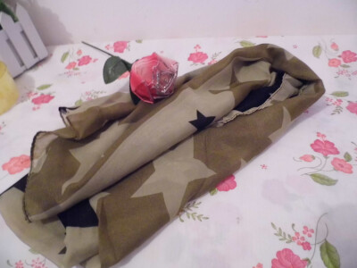 很不错的一条围巾。好喜欢五角星的哇。