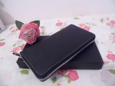 很霸气的一款男士钱包。 是长款的哦，容量超大的哇。 卡位也比较多的哇。不错、 是头层牛皮的哦，质量没话说的哈。 做工走线都是比较精致的哦。