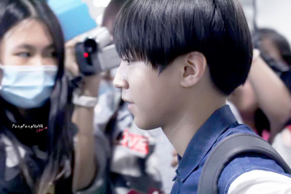 TFBOYS王俊凯 140804首都机场--虹桥机场 cr:logo