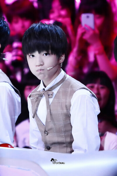 TFBOYS王俊凯2014.8.28深圳卫视年代秀录制 CR:LOGO