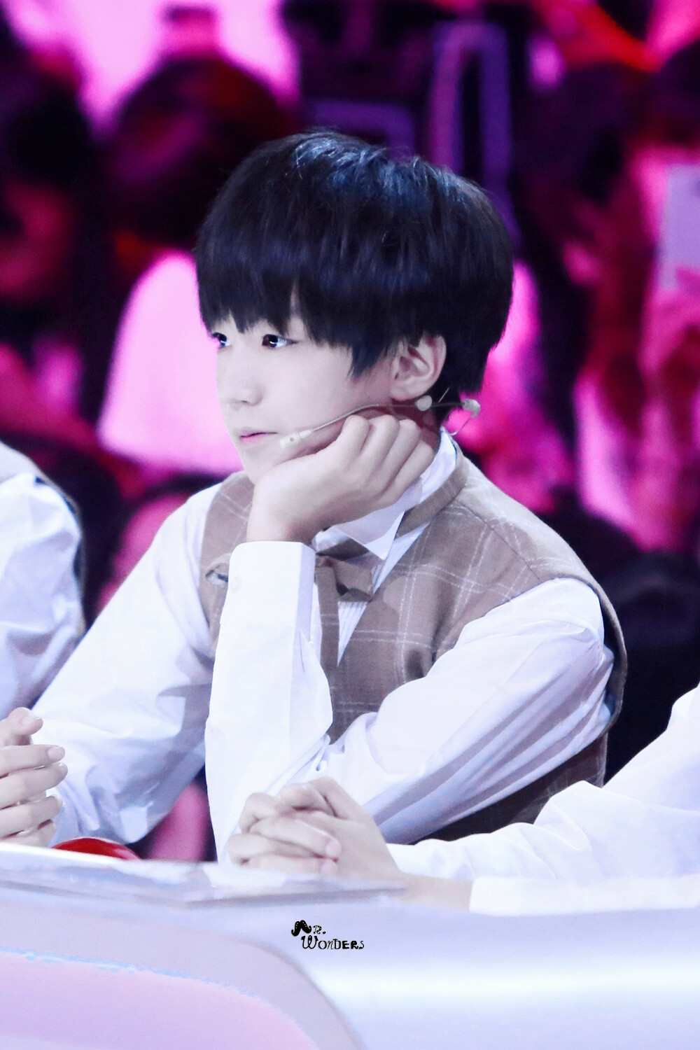 TFBOYS王俊凯2014.8.28深圳卫视年代秀录制 CR:LOGO