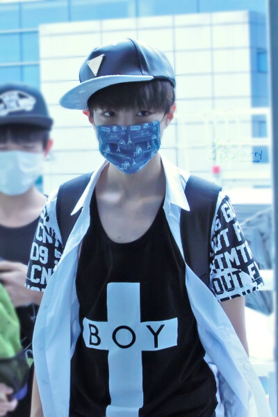 TFBOYS王俊凯 140905黄花机场--无锡硕放机场 cr:logo