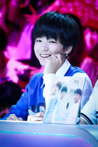 TFBOYS王俊凯 2014.8.28 年代秀。cr:LOGO