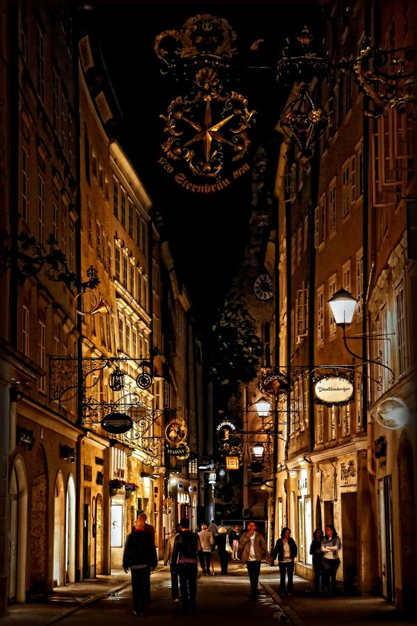 Getreidegasse,Salzburg, Austria。粮食胡同要算奥地利萨尔茨堡老城中最热闹的街道了，也是最能够反映出中古时代欧洲风貌的一条小街。每座建筑的立面上都清楚地写着建造的年代，最为醒目的是每家商号都有自己的招牌。招牌是用金属打造出来的，保留着16世纪的风格，为粮食胡同增添了不少风采。 中世纪保留下来房子，如今被整修得焕然一新，绿树成荫的幽静宅院，和院外人群熙攘的场景构成鲜明的对照。粮食胡同9号是莫扎特的故居，在这里更是门庭若市，热闹非凡。