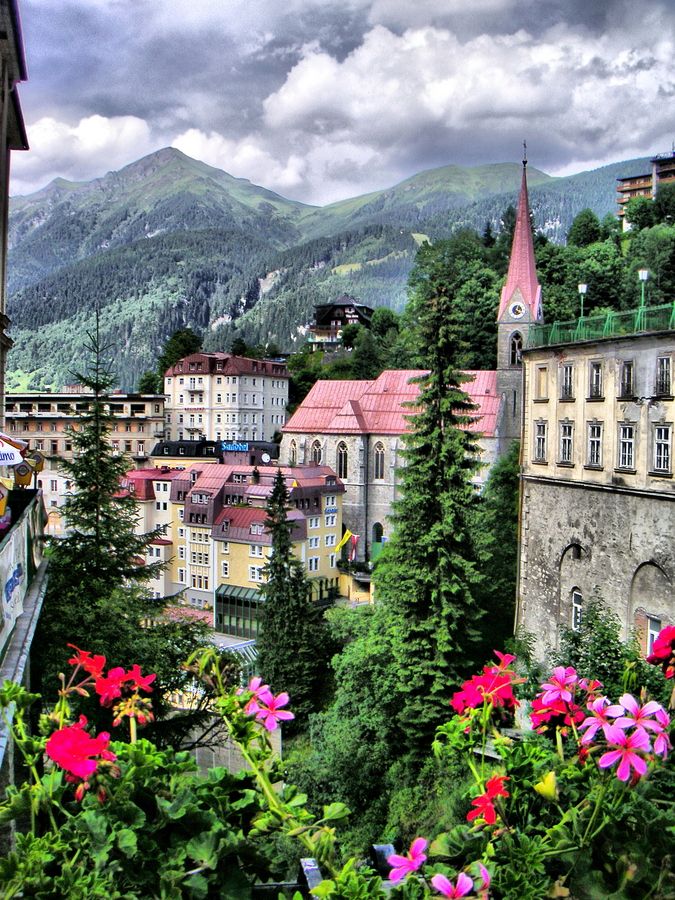 Gastein, Austria。奥地利加斯泰因河谷，又译作加施泰因河谷；德语作Gasteinertal。在奥地利萨尔斯堡(Salzburg)州境内，萨尔察赫(Salzach)河河谷旁支，沿陶恩(Hohe Tauern)山北坡，有加施泰因河穿过。是以巴德加施泰因(Bad gastein)和巴特霍夫加施泰因二疗养地为中心的著名风景区。