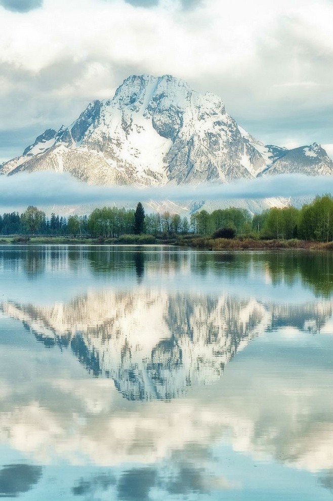 Grand Teton National Park, Wyoming,USA。大提顿国家公园，位于怀俄明州北部，黄石国家公园以南，高山地形。以连绵的雪山山峰著名，沿着大提顿山脉绵延超过200英里长，伴随着蛇河(Snake River)流经国家公园。园区内巍峨的雪山高耸入云，广阔的草原，纯净的湖水以及丰富的野生动物共同构成一幅美丽的画卷。